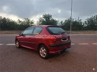 Usado Peugeot 206 75 CV (55 kW) 2000 Granate Berlina