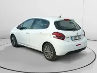 Usado Peugeot 208 Allure 99 CV (72 kW) 2015 Blanco Utilitario