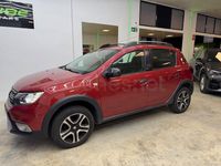 Usado Dacia Sandero Comfort 90 CV (66 kW) 2018 Granate Berlina