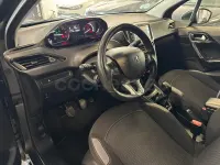 Usado Peugeot 208 Active 100 CV (73 kW) 2016 Negro Utilitario