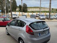 Usado Ford Fiesta Trend 68 CV (50 kW) 2010 Gris / plata Utilitario