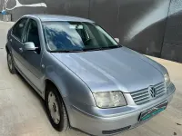 Usado VW Bora Trendline 110 CV (80 kW) 2003 Gris / plata Berlina