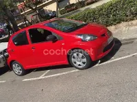 Usado Toyota Aygo 68 CV (50 kW) 2008 Rojo Utilitario