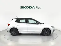 Usado Skoda Fabia Style 95 CV (69 kW) 2022 Gris plata Utilitario