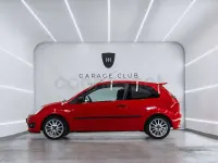 Usado Ford Fiesta Sport 100 CV (73 kW) 2005 Rojo Utilitario