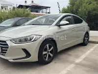 Usado Hyundai Elantra 128 CV (94 kW) 2018 Beige Berlina