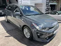 Usado Kia Rio 84 CV (61 kW) 2022 Gris Utilitario