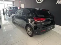 Usado Kia Rio 100 CV (73 kW) 2023 Negro Berlina