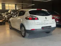 Usado Renault Mégane LIMITED 115 CV (84 kW) 2015 Blanco Berlina