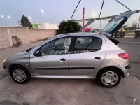 Usado Peugeot 206 90 CV (66 kW) 1999 Gris / plata Utilitario