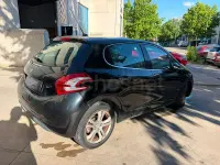 Usado Peugeot 208 Active 92 CV (67 kW) 2014 Negro Utilitario