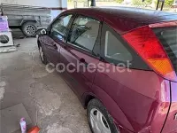 Usado Ford Focus Trend 100 CV (73 kW) 2003 Granate Berlina