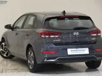 Usado Hyundai i30 100 CV (73 kW) 2025 Gris / plata Berlina
