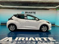 Käytetty Toyota Yaris Hybrid Active 116 HP (85 kW) 2021 Valkoinen Sedan
