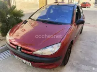 Usado Peugeot 206 75 CV (55 kW) 2001 Granate Berlina