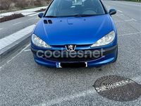 Usado Peugeot 206 70 CV (51 kW) 2004 Azul Berlina
