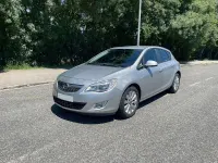 Usado Opel Astra Enjoy 110 CV (80 kW) 2010 Gris / plata Berlina
