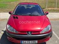Usado Peugeot 206 70 CV (51 kW) 2004 Rojo Berlina