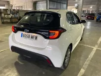Usado Toyota Yaris Hybrid Active 116 CV (85 kW) 2023 Blanco Berlina