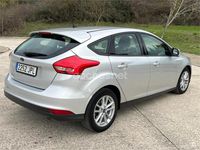 Usado Ford Focus Trend 125 CV (91 kW) 2016 Gris / plata Berlina