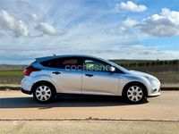 Usado Ford Focus Trend 95 CV (69 kW) 2011 Gris / plata Berlina