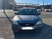 Usado Ford Focus Trend 100 CV (73 kW) 2005 Gris / plata Berlina