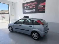 Usado Ford Focus Ghia 100 CV (73 kW) 2005 Azul Berlina