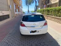 Usado Opel Astra Enjoy 110 CV (80 kW) 2010 Blanco Berlina