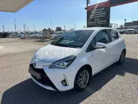 Usado Toyota Yaris Hybrid Active 100 CV (73 kW) 2021 Blanco Berlina