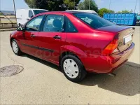 Usado Ford Focus Ghia 100 CV (73 kW) 2000 Granate Berlina
