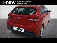 Usado Kia Rio 84 CV (61 kW) 2022 Rojo Berlina