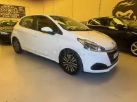 Usado Peugeot 208 Allure 110 CV (80 kW) 2017 Blanco Utilitario