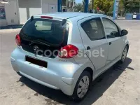 Usado Toyota Aygo 68 CV (50 kW) 2007 Azul Utilitario