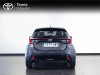 Usado Toyota Yaris Hybrid Style 116 CV (85 kW) 2022 Gris Berlina