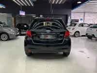 Usado Toyota Yaris Hybrid Active 100 CV (73 kW) 2017 Negro Berlina
