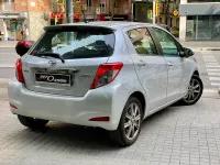 Usado Toyota Yaris Active 90 CV (66 kW) 2013 Gris / plata Utilitario