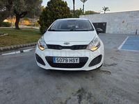 Usado Kia Rio 85 CV (62 kW) 2013 Blanco Berlina