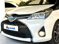 Usado Toyota Yaris Hybrid 100 CV (73 kW) 2017 Blanco Berlina