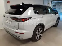 Usado Mitsubishi Outlander P-HEV 306 CV (225 kW) 2025 Blanco SUV