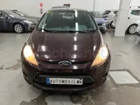 Usado Ford Fiesta Trend 70 CV (51 kW) 2011 Granate Berlina