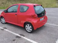 Usado Toyota Aygo Live 68 CV (50 kW) 2009 Rojo Utilitario