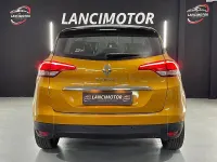 Usado Renault Scénic Edition One 130 CV (95 kW) 2017 Amarillo Monovolumen