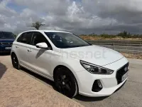 Usado Hyundai i30 100 CV (73 kW) 2018 Blanco Berlina
