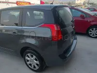 Usado Peugeot 5008 Active 112 CV (82 kW) 2011 Gris / plata Monovolumen