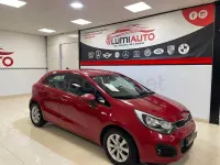 Usado Kia Rio 85 CV (62 kW) 2014 Granate Berlina