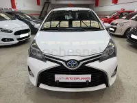 Usado Toyota Yaris Hybrid Active 100 CV (73 kW) 2015 Blanco Berlina