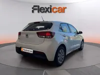 Usado Kia Rio 84 CV (61 kW) 2017 Blanco Berlina