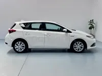Usado Toyota Auris Hybrid Active 136 CV (100 kW) 2016 Blanco Berlina