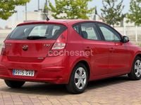 Usado Hyundai i30 Comfort 90 CV (66 kW) 2010 Rojo Berlina