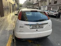 Usado Ford Focus Ambiente 100 CV (73 kW) 2001 Blanco Berlina